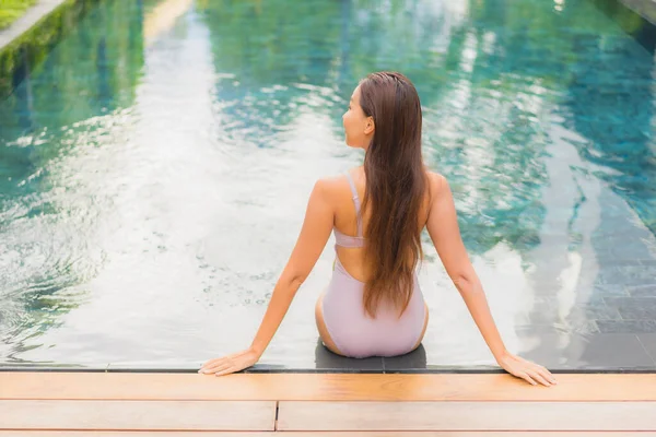 Retrato Bonito Jovem Asiático Mulher Relaxar Sorriso Lazer Redor Piscina — Fotografia de Stock