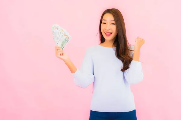 Retrato Hermosa Joven Asiática Mujer Con Montón Dinero Efectivo Dinero — Foto de Stock