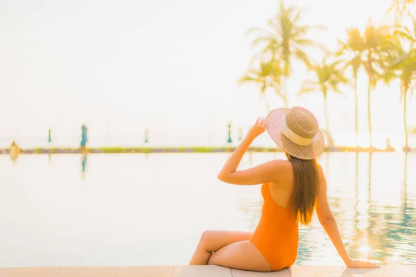 Retrato Bonito Jovem Asiático Mulher Relaxar Sorriso Lazer Redor Piscina — Fotografia de Stock