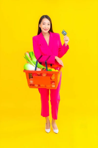Renkli Arka Planda Süpermarketten Sepeti Arabası Bakkalı Olan Güzel Asyalı — Stok fotoğraf