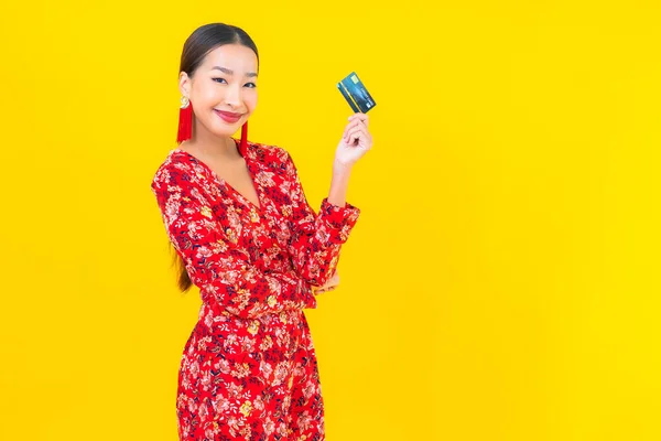 Retrato Bonito Jovem Asiático Mulher Cartão Crédito Para Compras Amarelo — Fotografia de Stock