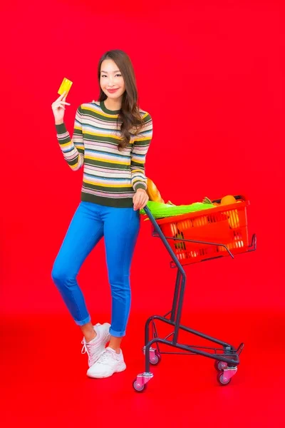 Retrato Bela Jovem Mulher Asiática Com Mercearia Cesta Supermercado Vermelho — Fotografia de Stock