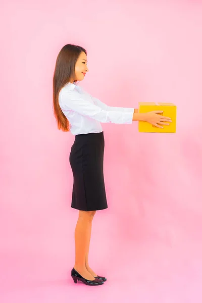 Portrait Beautiful Young Asian Woman Box Packaging Ready Shipping Pink — Stock Photo, Image