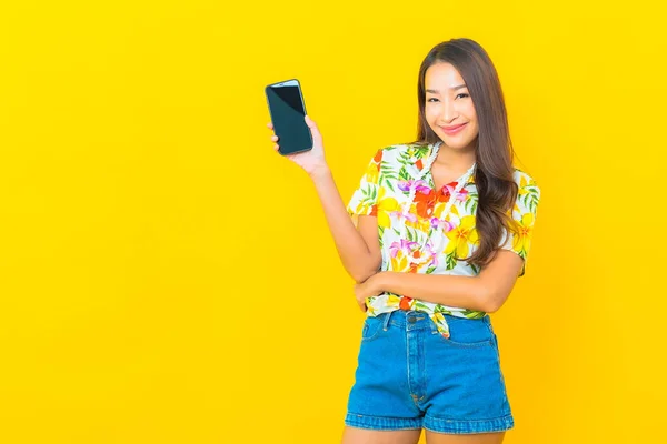 Porträtt Vackra Unga Asiatiska Kvinna Bära Färgglada Skjorta För Sonkran — Stockfoto