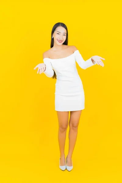 Portrét Krásný Mladý Obchod Asijské Žena Úsměvem Akce Žluté Pozadí — Stock fotografie