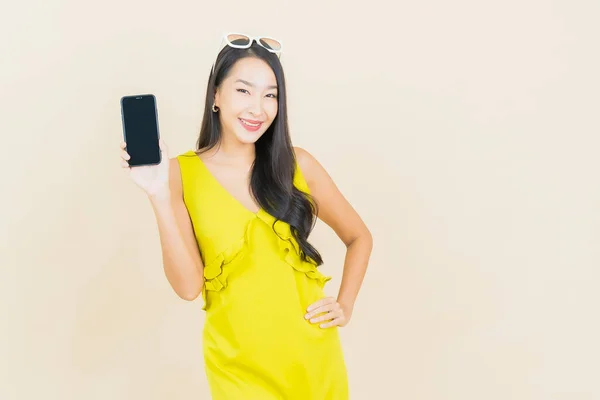 Retrato Bonito Jovem Asiático Mulher Sorriso Com Telefone Celular Inteligente — Fotografia de Stock