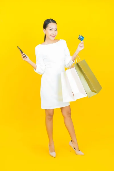 Портрет Красивая Молодая Азиатская Женщина Улыбка Пакетом Покупок Цветном Фоне — стоковое фото
