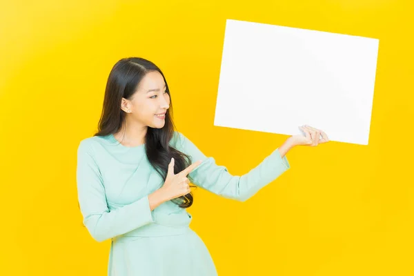 Retrato Hermosa Joven Asiática Mujer Con Vacío Blanco Cartel Color — Foto de Stock