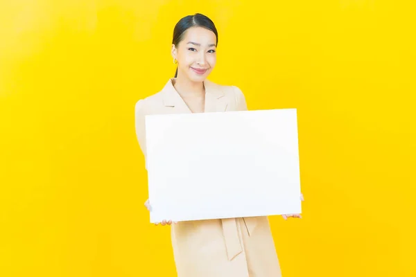 Porträtt Vacker Ung Asiatisk Kvinna Med Tom Vit Skylt Färg — Stockfoto