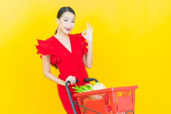 Ritratto Bella Giovane Donna Asiatica Sorriso Con Cesto Della Spesa — Foto Stock