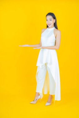 Portre güzel Asyalı kadın gülümsüyor. Renkli arka planda hareket var.