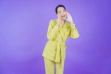 Portre güzel Asyalı kadın gülümsüyor. Renkli arka planda hareket var.