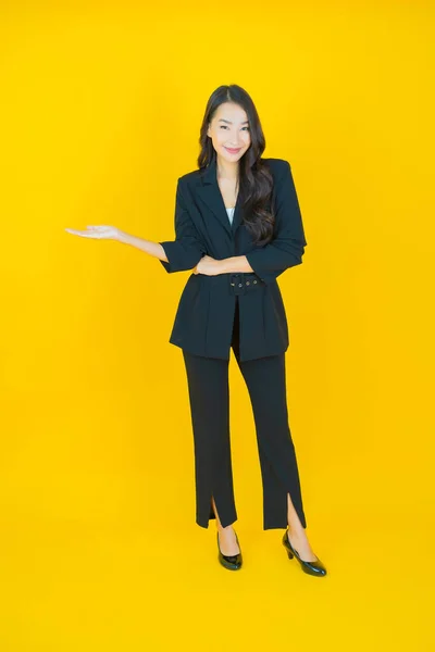 Portret Mooie Jonge Aziatische Vrouw Glimlach Met Actie Kleur Achtergrond — Stockfoto