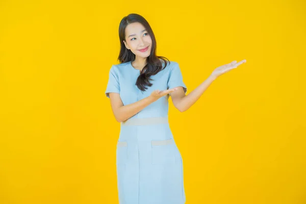 Retrato Hermosa Joven Asiática Mujer Sonrisa Con Acción Color Fondo —  Fotos de Stock