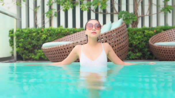 Zdjęcia Pięknej Azjatyckiej Kobiety Relaksującej Się Basenie Hotelu Podczas Wakacji — Wideo stockowe