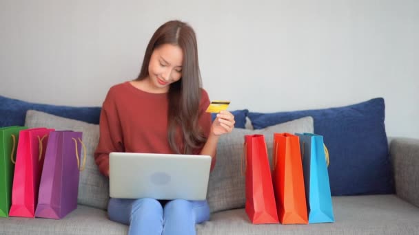 Renkli Kağıt Torbalarla Karantina Sırasında Evde Alışveriş Yapan Asyalı Güzel — Stok video