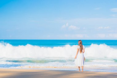 Güzel bir Asyalı kadın portresi. Rahatla. Deniz kıyısı okyanusunda rahatça gülümse.