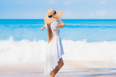 Güzel bir Asyalı kadın portresi. Rahatla. Deniz kıyısı okyanusunda rahatça gülümse.