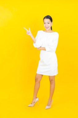 Portre güzel Asyalı kadın gülümsüyor. Renkli arka planda hareket var.