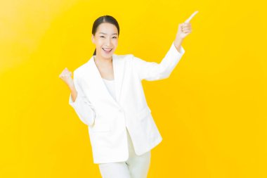 Portre güzel Asyalı kadın gülümsüyor. Renkli arka planda hareket var.