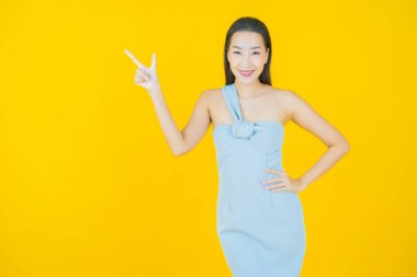 Portre güzel Asyalı kadın gülümsüyor. Renkli arka planda hareket var.