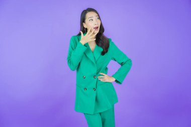 Portre güzel Asyalı kadın gülümsüyor. Renkli arka planda hareket var.