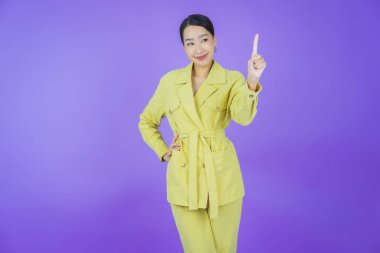 Portre güzel Asyalı kadın gülümsüyor. Renkli arka planda hareket var.