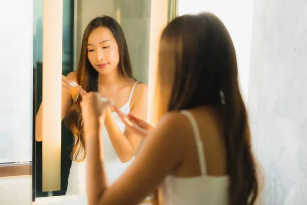 Porträtt Vacker Ung Asiatisk Kvinna Tillämpa Grädde Hennes Ansikte Och — Stockfoto