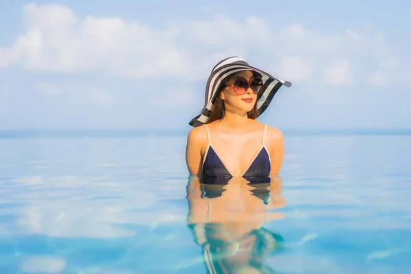 亚洲年轻貌美的女子度假时在宾馆的游泳池边悠闲自在地游玩 — 图库照片