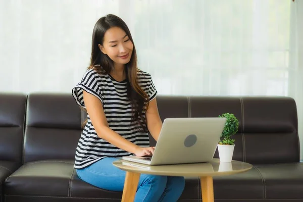 Portrait Schöne Junge Asiatische Frau Mit Laptop Oder Computer Notizbuch — Stockfoto