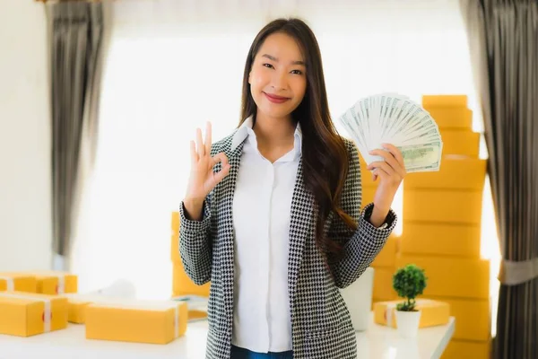 Retrato Hermosa Joven Mujer Asiática Trabajo Desde Casa Con Portátil — Foto de Stock