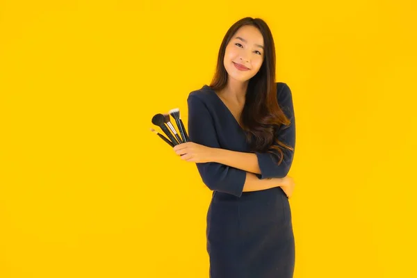 Porträt Schöne Junge Asiatische Frau Mit Make Pinsel Auf Gelbem — Stockfoto