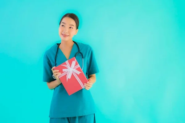 Porträt Schöne Junge Asiatische Ärztin Zeigt Rote Geschenkschachtel Auf Blauem — Stockfoto