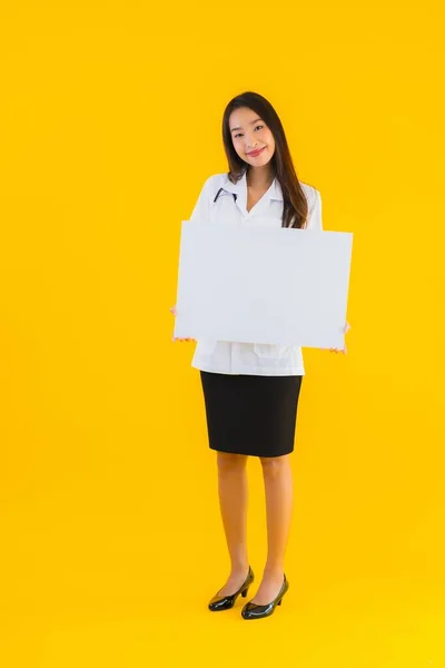 Πορτρέτο Όμορφη Νεαρή Ασιάτισσα Γιατρός Γυναίκα Άδειο Λευκό Πίνακα Κίτρινο — Φωτογραφία Αρχείου