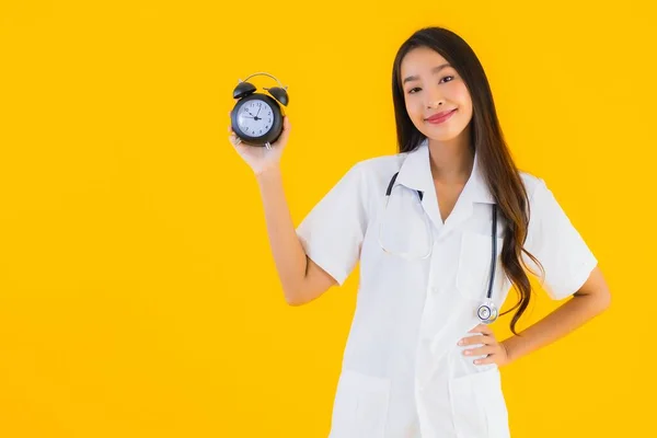 Porträtt Vackra Unga Asiatiska Läkare Kvinna Visa Larm Eller Klocka — Stockfoto