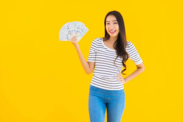 Portret Piękna Młoda Azjatycka Kobieta Pokazać Dużo Dolarów Gotówki Lub — Zdjęcie stockowe