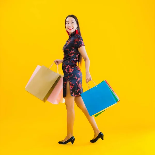 Retrato Hermosa Mujer Asiática Joven Usar Vestido Chino Con Bolsa —  Fotos de Stock