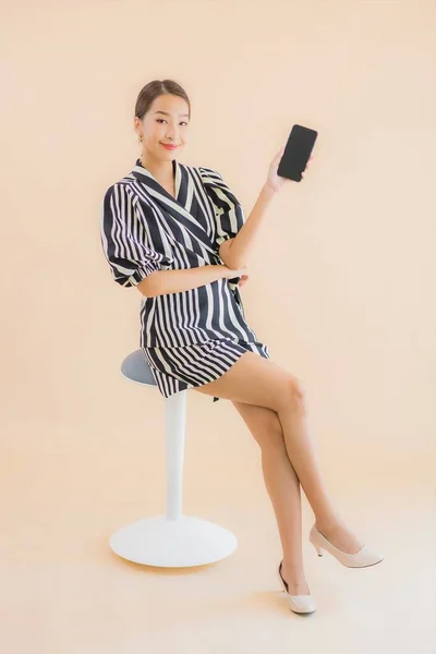 Retrato Hermosa Joven Mujer Asiática Con Teléfono Móvil Inteligente Sobre — Foto de Stock