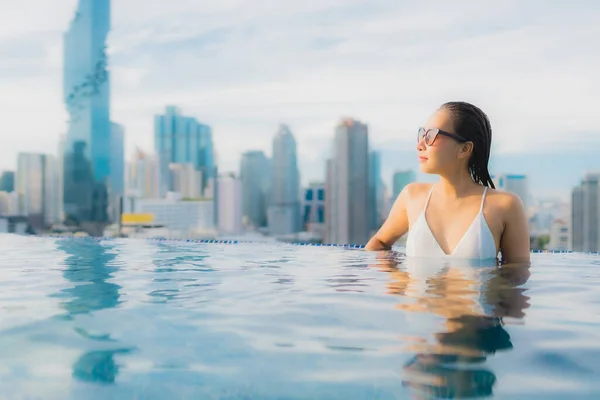 Retrato Hermosa Joven Mujer Asiática Relajarse Feliz Sonrisa Ocio Alrededor — Foto de Stock