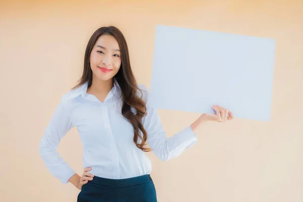 Portret Piękny Młody Azji Biznes Kobieta Pokazać Biały Pusty Billboard — Zdjęcie stockowe
