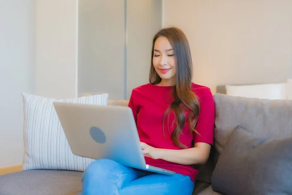 Porträt Schöne Junge Asiatin Benutzt Laptop Computer Auf Sofa Wohnbereich — Stockfoto