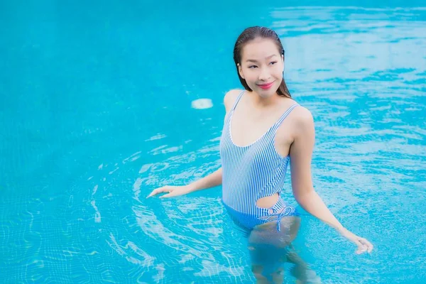 아름다운 이시아 리조트 수영장에서 웃으며 여유롭게 — 스톡 사진