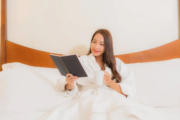 Porträt Schöne Junge Asiatin Liest Buch Auf Bett Schlafzimmer — Stockfoto