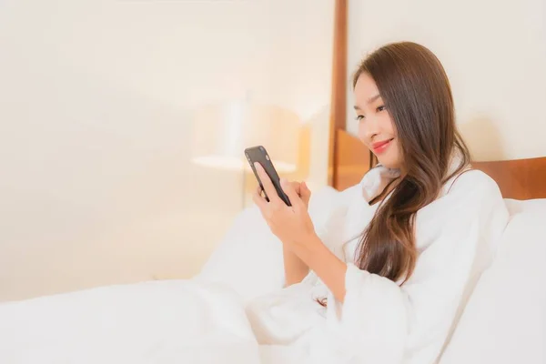 Portret Piękna Młoda Azjatycka Kobieta Używać Inteligentny Telefon Komórkowy Łóżku — Zdjęcie stockowe