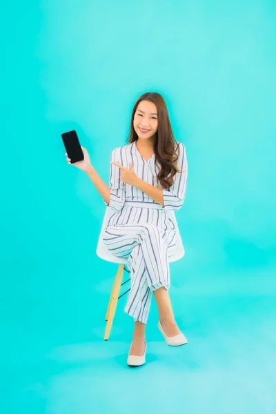 Ritratto Bella Giovane Donna Asiatica Utilizzare Smart Cellulare Sedersi Sulla — Foto Stock