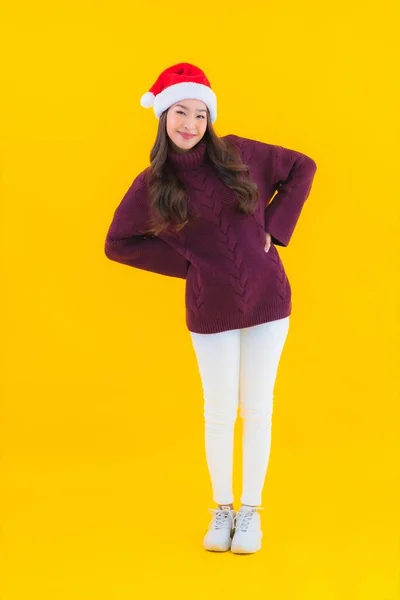亚洲年轻貌美的女人穿着黄色孤立背景的圣诞装潢主题 — 图库照片