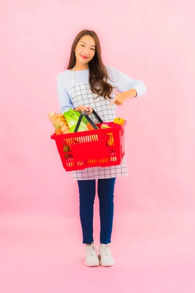 Portret Pięknej Młodej Azjatyckiej Kobiety Warzywami Owocowymi Warzywami Spożywczymi Koszyku — Zdjęcie stockowe