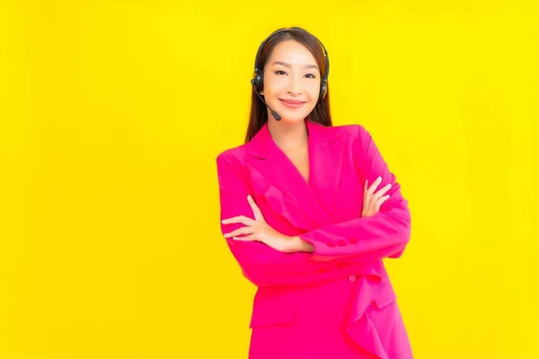 Portret Mooie Jonge Aziatische Vrouw Met Headset Hoofdtelefoon Voor Call — Stockfoto