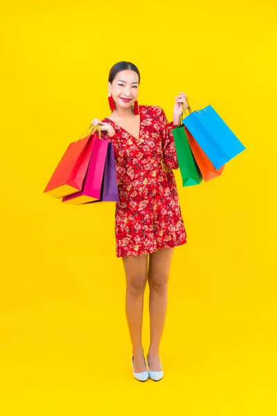 Porträtt Vacker Ung Asiatisk Kvinna Med Färgglada Shoppingväska Gul Bakgrund — Stockfoto
