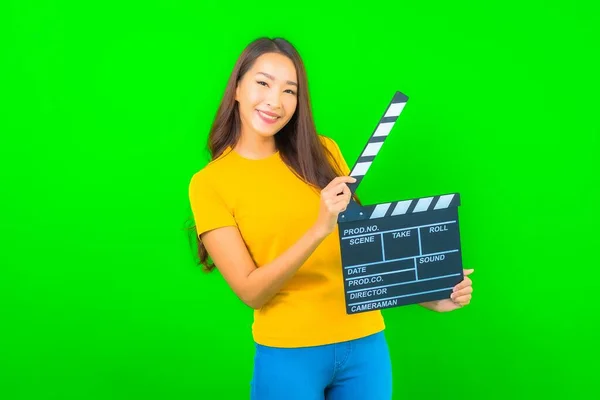 Porträt Schöne Junge Asiatische Frau Mit Filmklöppel Auf Grünem Isolierten — Stockfoto
